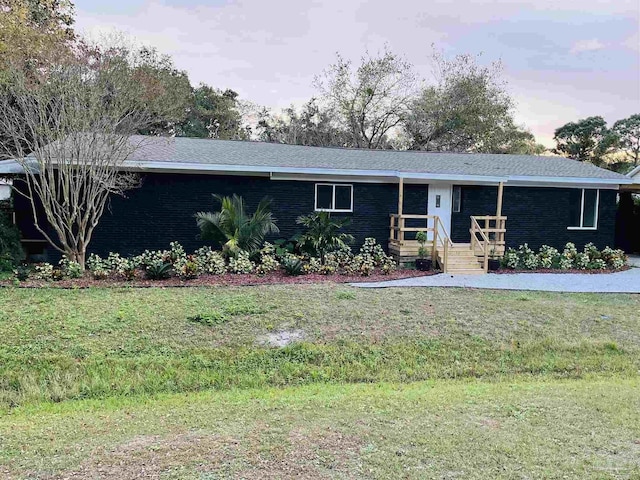 ranch-style house featuring a front lawn