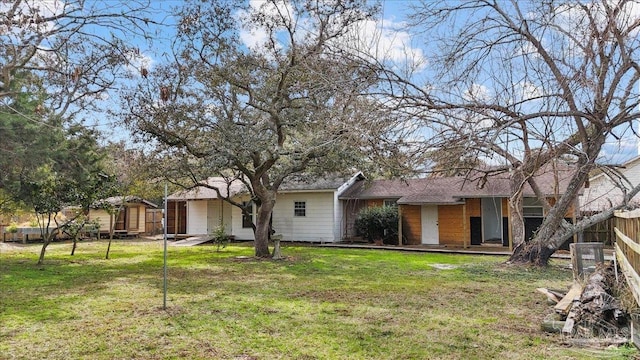 view of front of house featuring a front lawn