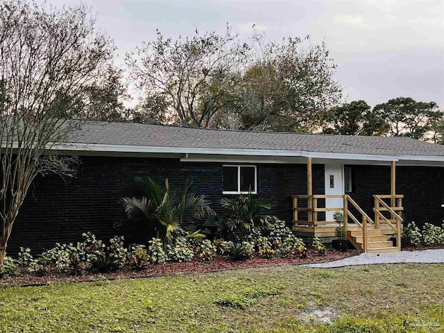 single story home featuring a front yard