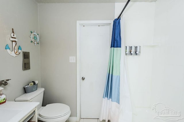 full bathroom with a shower with shower curtain and toilet