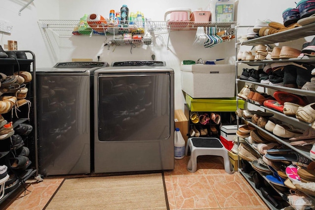 clothes washing area with washing machine and dryer and light tile patterned floors