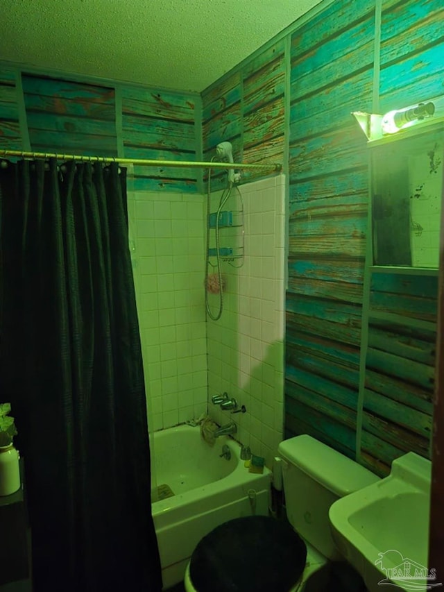 bathroom featuring toilet, shower / bath combo with shower curtain, and a textured ceiling