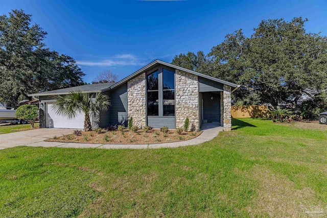 view of front of house featuring a front lawn and a garage