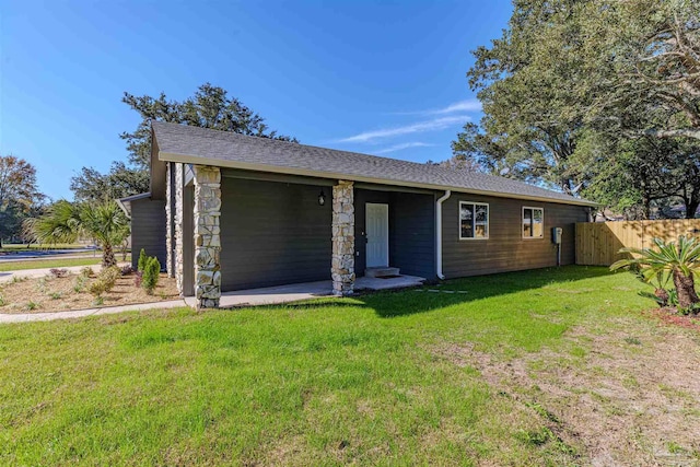 ranch-style home featuring a front yard