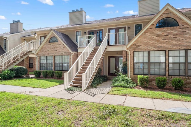 view of front of property with a front lawn