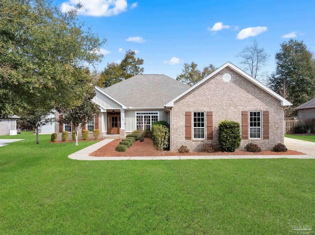 view of front of house featuring a front lawn