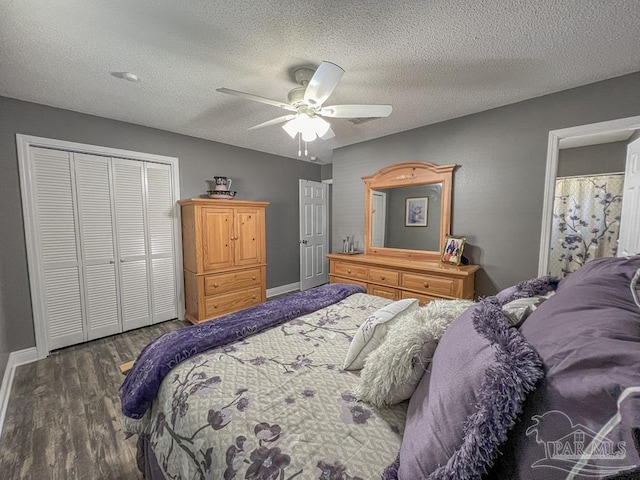 bedroom with ceiling fan, dark hardwood / wood-style flooring, a textured ceiling, and a closet