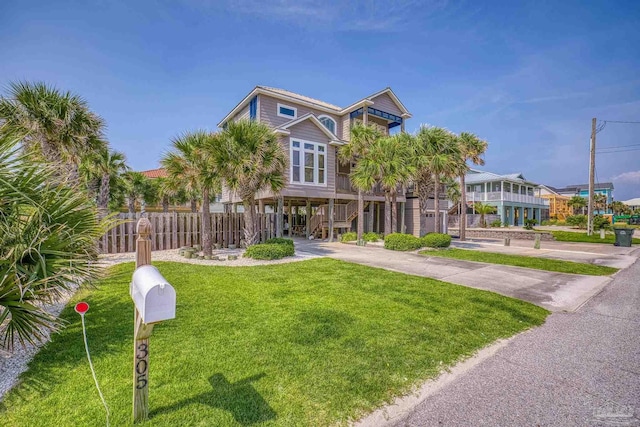 view of front of home featuring a front lawn and a carport