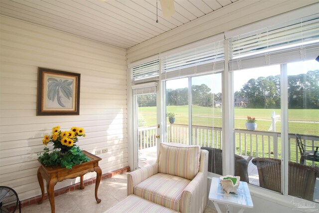 sunroom with ceiling fan