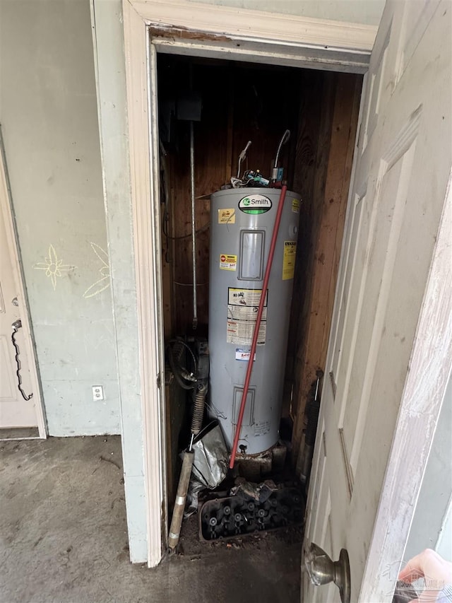5233 Admiral Halsey Rd, Milton, FL 32583 - utility room featuring water heater