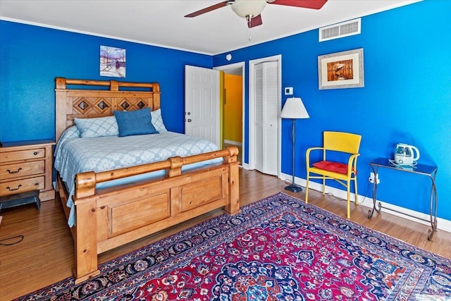 bedroom featuring a closet, ceiling fan, and dark hardwood / wood-style flooring