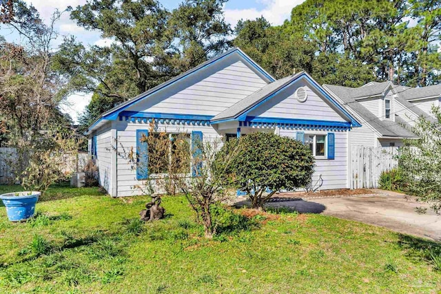 bungalow featuring a front lawn