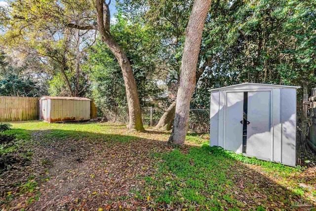 view of yard featuring a storage shed