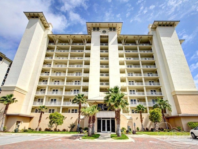 view of apartment building / complex