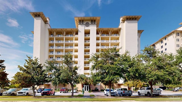 view of apartment building / complex