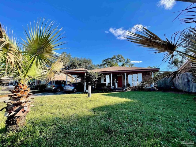 view of front of house featuring fence and a front lawn