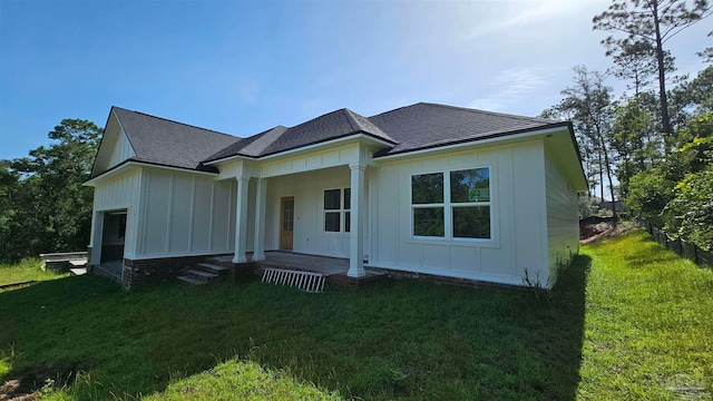 view of front of property with a front yard