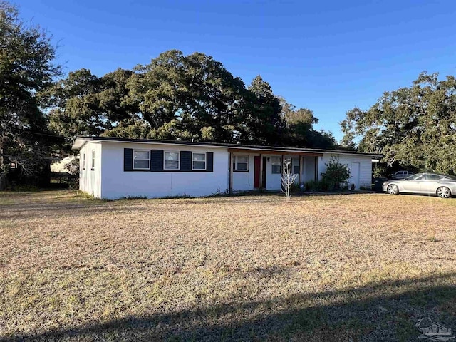 ranch-style home featuring a front lawn