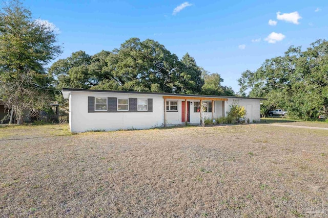 single story home with a front lawn