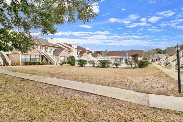 view of front of house featuring a front yard