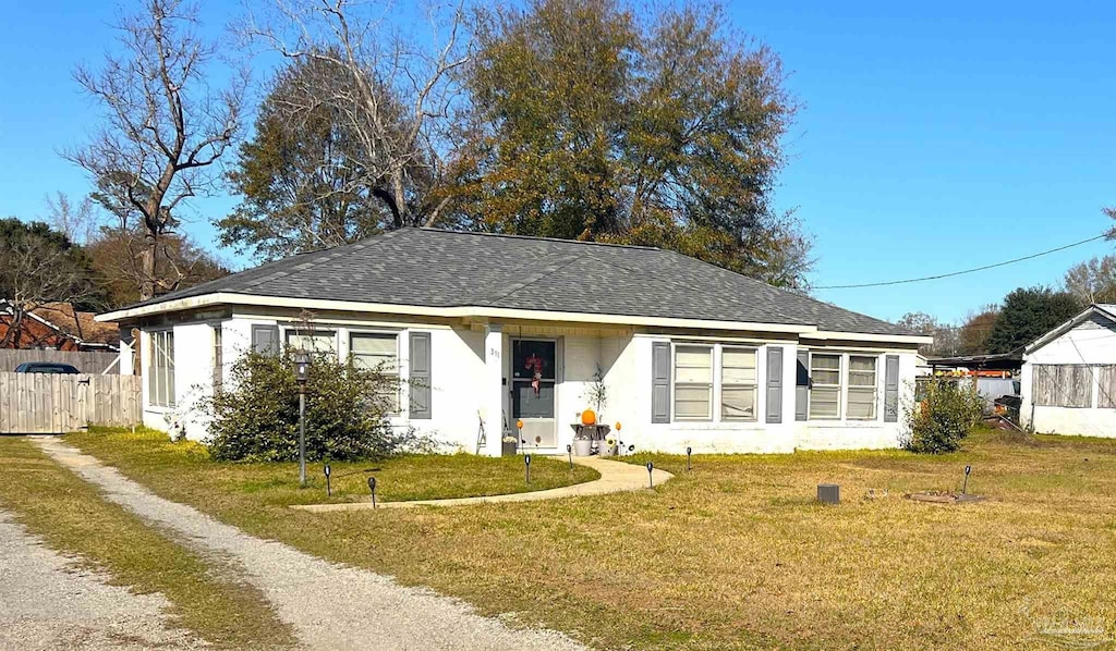 view of front of property with a front yard