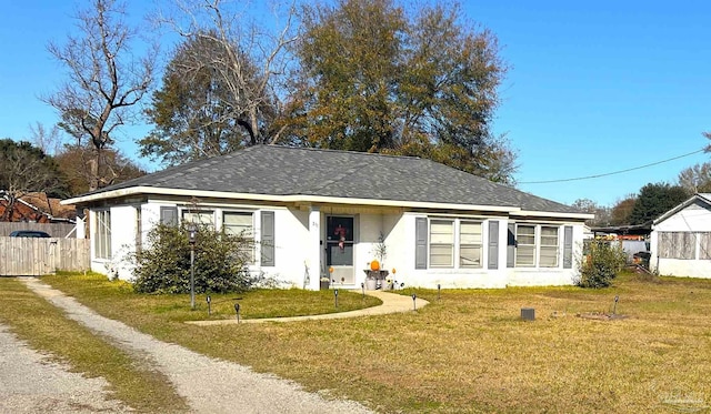 view of front of property with a front yard