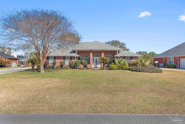 view of front of property featuring brick siding and a front lawn