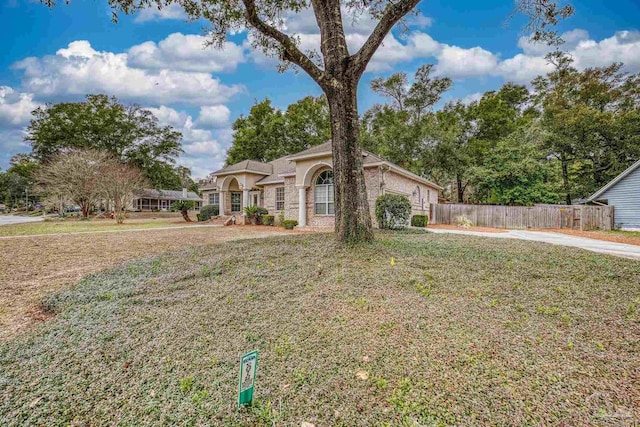 view of front of property featuring a front lawn