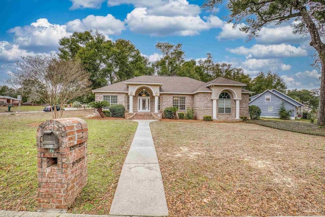 view of front facade with a front yard