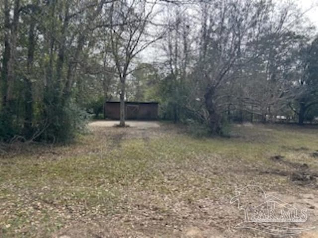 view of yard featuring an outbuilding