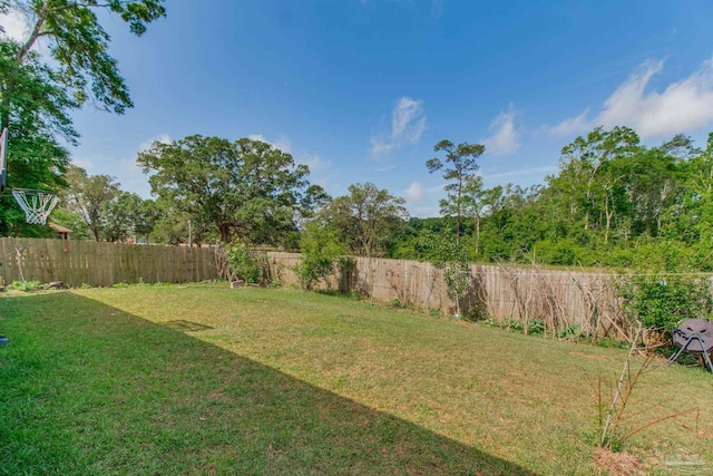 view of yard featuring a fenced backyard