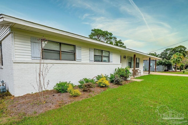 single story home with a front yard