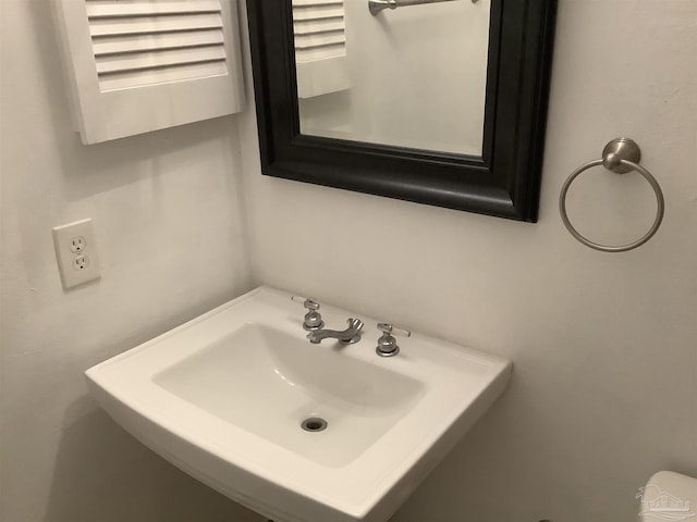 bathroom featuring a sink