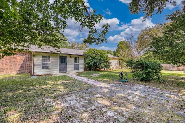 view of front facade with a front yard
