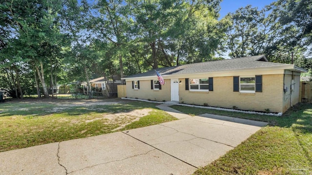 single story home featuring a front lawn