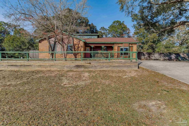 view of front facade with a front yard