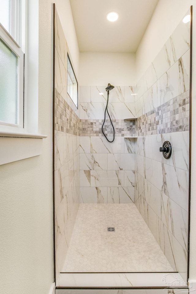 bathroom featuring tiled shower