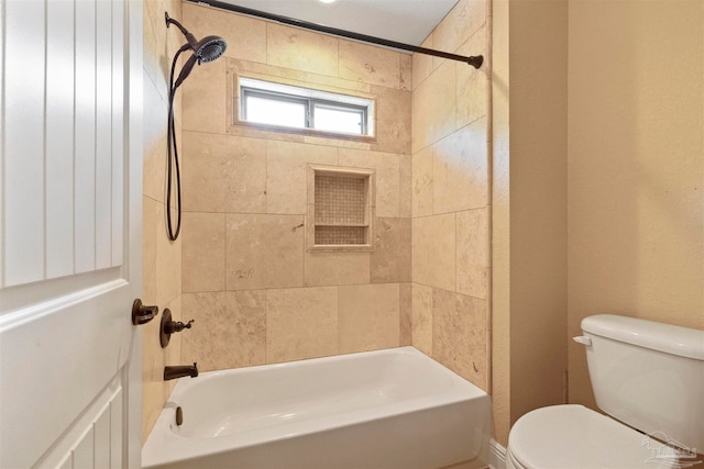 bathroom with tiled shower / bath and toilet