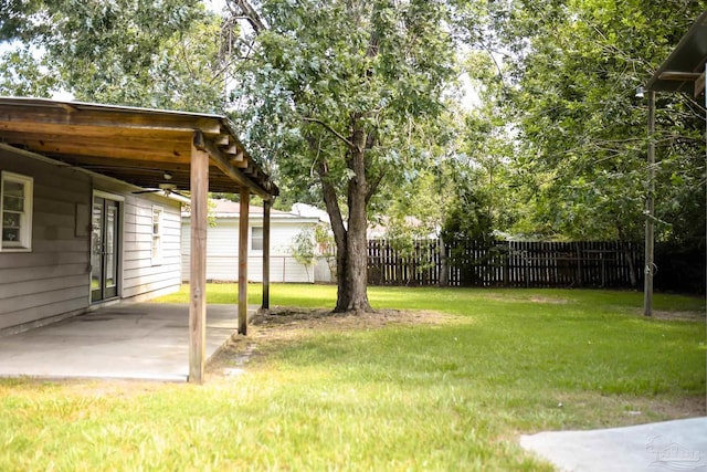 view of yard with ceiling fan and a patio