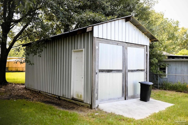 view of outdoor structure with a yard