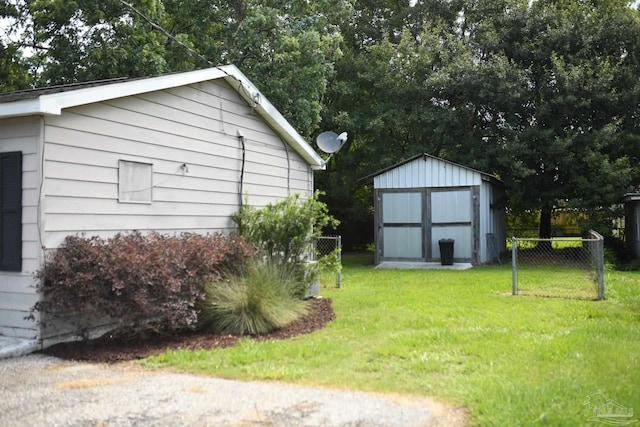 view of yard with a shed