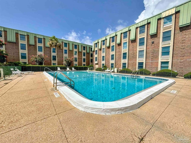 view of swimming pool