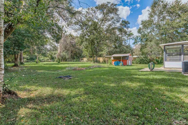 view of yard with a storage unit