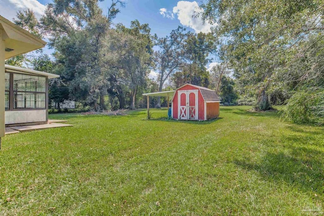 view of yard with a storage shed