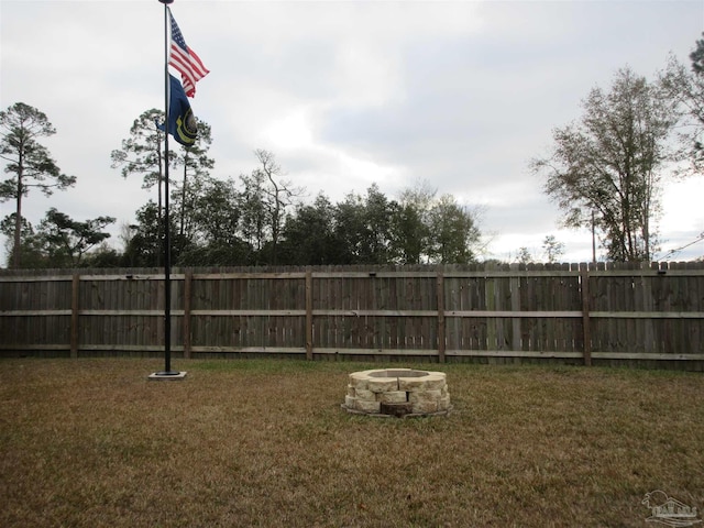 view of yard featuring a fire pit