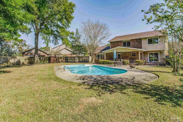 view of swimming pool with a patio and a yard