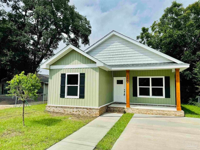 view of front of house with a front lawn and covered porch