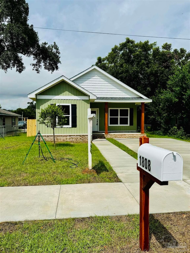 view of front facade featuring a front lawn