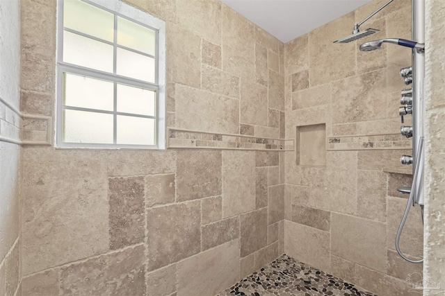 4810 Endeavor Ct, Milton, FL 32570 - bathroom featuring a tile shower