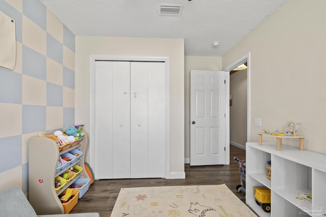 5576 Shadow Shore Pl, Gulf Breeze, FL 32563 - playroom with wood finished floors and a textured ceiling
